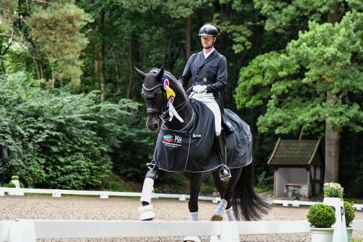 Foto: Felix Kneese gewann mit seinem Double Check die erste Wertung in der Großen Dressur-Tour beim 75. Landesturnier in Bad Segeberg - Fotograf: RathmannVerlag/Malina Blunck Foto: Felix Kneese gewann mit seinem Double Check die erste Wertung in der Großen Dressur-Tour beim 75. Landesturnier in Bad Segeberg - Fotograf: RathmannVerlag/Malina Blunck