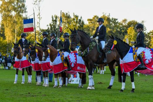 Foto: Die 30. Landes-Pony-Standarte ging im vergangenen Jahr an die Abteilung des Reit- und Fahrvereins Neuengörs e.V. Wir sind gespannt, wer sie sich in diesem Jahr sichert! - Fotograf: RathmannVerlag/Malina Blunck Foto: Die 30. Landes-Pony-Standarte ging im vergangenen Jahr an die Abteilung des Reit- und Fahrvereins Neuengörs e.V. Wir sind gespannt, wer sie sich in diesem Jahr sichert! - Fotograf: RathmannVerlag/Malina Blunck