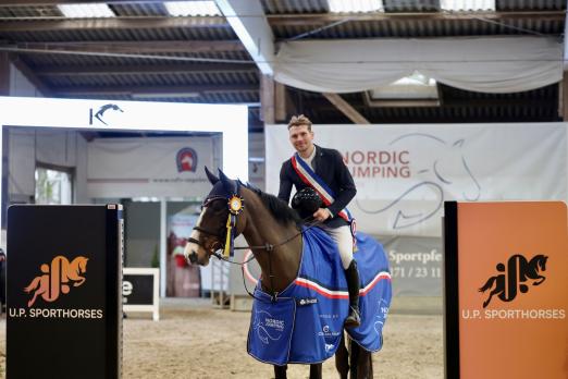 Foto: Thore Stieper (RV Breitenburg e.V.) und seine Holsteiner Stute Criminal Blue sicherten sich den Sieg im Großen Preis der NORDIC JUMPING events - Fotograf: Photo Rocket Foto: Thore Stieper (RV Breitenburg e.V.) und seine Holsteiner Stute Criminal Blue sicherten sich den Sieg im Großen Preis der NORDIC JUMPING events - Fotograf: Photo Rocket