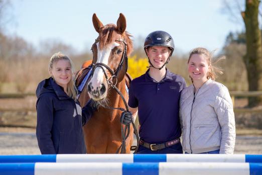 Foto: Das motivierte Veranstalter-Team bittet zum Turnierauftakt nach Reher: (v.l.) Franziska Schwiebert und die Geschwister Hannes und Pheline Ahlmann - Fotograf: RathmannVerlag/Lina Thiedemann Foto: Das motivierte Veranstalter-Team bittet zum Turnierauftakt nach Reher: (v.l.) Franziska Schwiebert und die Geschwister Hannes und Pheline Ahlmann - Fotograf: RathmannVerlag/Lina Thiedemann