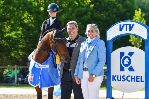 Foto: Die elfjährige Marlene Günther (Hamburger Sport-Verein e.V.) gewann als eine der jüngsten Reiterinnen mit ihrem Ponywallach Day for Night die zweite Dressur-Etappe des Kuschel Cups in Wedel. Alexander Kuschel von der R+V Generalvertretung Kuschel und Richterin Meike Schmidt gratulierten - Fotograf: RathmannVerlag/Malina Blunck Foto: Die elfjährige Marlene Günther (Hamburger Sport-Verein e.V.) gewann als eine der jüngsten Reiterinnen mit ihrem Ponywallach Day for Night die zweite Dressur-Etappe des Kuschel Cups in Wedel. Alexander Kuschel von der R+V Generalvertretung Kuschel und Richterin Meike Schmidt gratulierten - Fotograf: RathmannVerlag/Malina Blunck