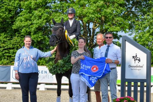Foto: Pauline Roskothen (RuFV Großenwiehe e.V.) und ihre Oldenburger Stute Daydream gewannen die dritte Dressur-Etappe des Kuschel Cups in Mohrkirch. Es gratulierten (v.l.): Nina Hansen (R+V Generalvertretung Kuschel), Unterstützerin Daniela Lorenz, der Veranstalter Markus Waterhues sowie der Richter Stephano Enrico Blasi - Fotograf: RathmannVerlag/Malina Blunck