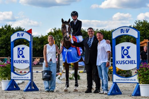 Foto: Pamina Caroline Bengtsson (RV Breitenburg e.V.) gewann mit ihrer Holsteiner Stute Inuka die zweite Etappe der Springreiter des Kuschel Cups bei K&U.P. family & sport in Ehlersdorf. Es gratulierten (v.l.): Helene Rickers (Organisationsteam), Alexander Kuschel (R+V Generalvertretung Kuschel) und Malte Nemitz (Veranstalter) - Fotograf: RathmannVerlag/Malina Blunck Foto: Pamina Caroline Bengtsson (RV Breitenburg e.V.) gewann mit ihrer Holsteiner Stute Inuka die zweite Etappe der Springreiter des Kuschel Cups bei K&U.P. family & sport in Ehlersdorf. Es gratulierten (v.l.): Helene Rickers (Organisationsteam), Alexander Kuschel (R+V Generalvertretung Kuschel) und Malte Nemitz (Veranstalter) - Fotograf: RathmannVerlag/Malina Blunck