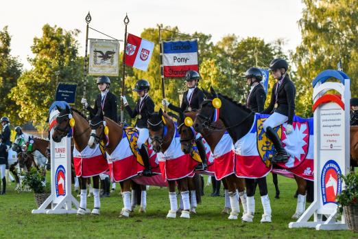 Foto: Die Landes-Ponystandarte ging auch in diesem Jahr an die Abteilung des Reit- und Fahrvereins Neuengörs e.V. unter der Leitung von Karin David-Studt - Fotograf : RathmannVerlag/Malina Blunck