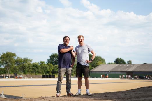 Foto: Für den Bau des neuen Ebbe-Flut-Reitplatzes in Löwenstedt wird auf Regionalität gesetzt: Der Husumer Reitplatzbauer Moritz Labjuhn und Thies Jensen, Vorsitzender des Reitclubs Blau-Weiß Löwenstedt, bringen das Projekt gemeinsam voran - Fotograf: Reitclub Blau-Weiß Löwenstedt