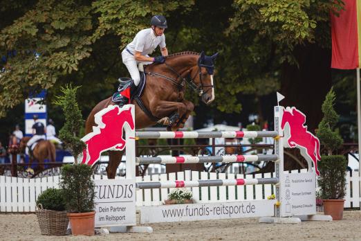 Foto: Carsten-Otto Nagel gewann mit Cascadella die 1. Qualifikation in der FUNDIS Youngster Tour für achtjährige Nachwuchspferde - Fotograf: © JohannaMilsePhotography.com