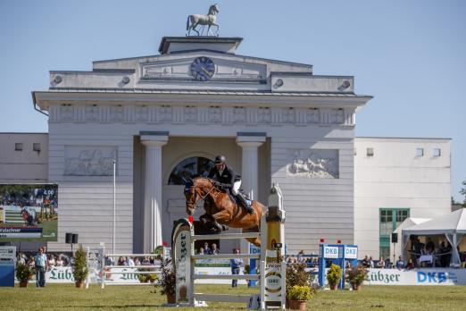 Foto: Holger Wulschner und der Holsteiner Wallach Casallvano sicherten sich den Sieg im Championat von Lübzer beim Pferdefestival Redefin - Fotograf: Stefan Lafrentz