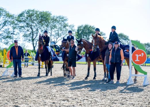 Foto: Großer Jubel in Niebüll - Den Sieg bei der ersten Etappe der Röschmann TEAM TROPHY sicherten sich die Reiterinnen aus dem benachbarten Ostermooringer Reitverein - Fotograf: Lena Magens Foto: Großer Jubel in Niebüll - Den Sieg bei der ersten Etappe der Röschmann TEAM TROPHY sicherten sich die Reiterinnen aus dem benachbarten Ostermooringer Reitverein - Fotograf: Lena Magens