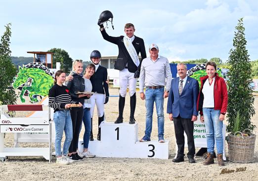 Foto: Grosser Preis U25 - Sieger Max Haunhorst, 2.&3. Platz Marie Flick - Fotograf: Mihsen