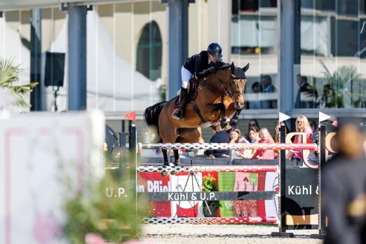 Foto: Mit Prüfungen bis zur Drei-Sterne-Klasse steht das KUP family&sport für Springsport auf höchstem Niveau - Fotograf: Stefan Lafrentz