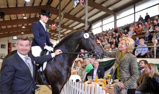 Foto: Der gekörte Hengst Sommelier wurde einst über die Herbstauktion auf dem Klosterhof verkauft - hier stellten Burkhard Wahler und Tochter Theresa den dunklen Beau seiner Besitzerin genauer vor - Fotograf: Beelitz