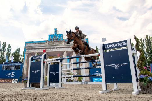 Foto: Der Sieg im Longines Global Champions Tour Grand Prix of Berlin presented by Sapinda ging an den Italiener Alberto Zorzi - Fotograf: Sportfotos-Lafrentz