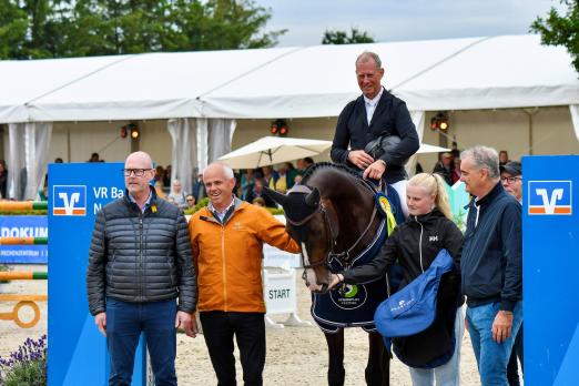 Foto: Ein sympathischer Sieger: Rolf-Göran Bengtsson und sein Caillan haben den Großen Preis der VR Bank Nord eG im Jahr 2024 gewonnen - Fotograf: RathmannVerlag/Malina Blunck 