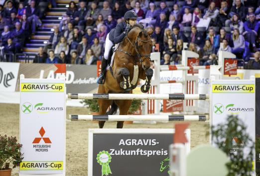 Foto: Die Siegerin im Großen Preis von Oldenburg 2016: Kendra Claricia Brinkop mit ihrem Hengst A la Carte NRW - Fotograf: sportfotos-lafrentz.de