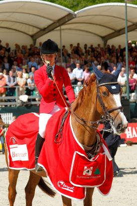 Foto: Angelica Augustsson und Mic Mac du Tillard mit der Goldenen Peitsche bei ihrem Sieg in Nörten-Hardenberg im Jahr 2011 - Fotograf: sportfotos-lafrentz.de