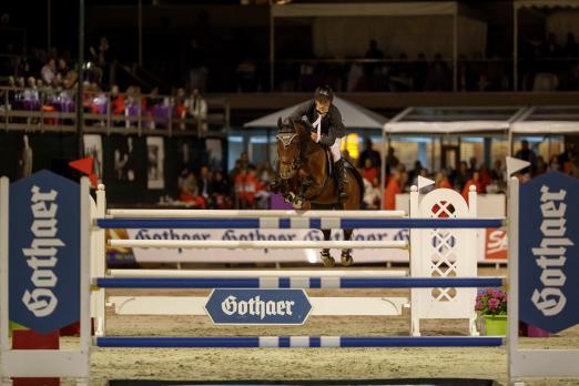 Foto: Nachwuchstalent im Springsattel: Friso Bormann (Hüddessum) springt zum Sieg der Gothaer Trophy beim Hardenberg Burgturnier 2017 - Fotograf: Stefan Lafrentz 