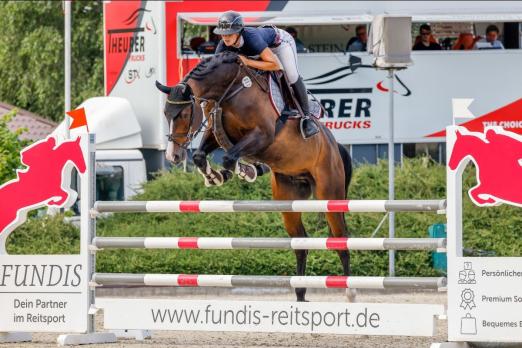 Foto: Mit der Note 9,3 ganz vorn - Antonia-Selina Brinkop und Nachwuchspferd Caillan beim CSE Ehlersdorf - Fotograf: Fotografie C.B.