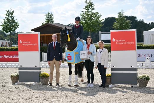 Foto: Friederike Maas und Ben Benicio im Preis der Sparkasse Ostprignitz-Ruppin beim Neustädter Pferdesommer 2025 - Fotograf: Björn Schröder