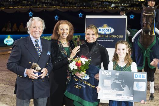 Foto: Toni und Marina Meggle freuen sich mit der Gewinnerin des Meggle Champion of Honour Dorothee Schneider - Fotograf: Thomas Hellmann