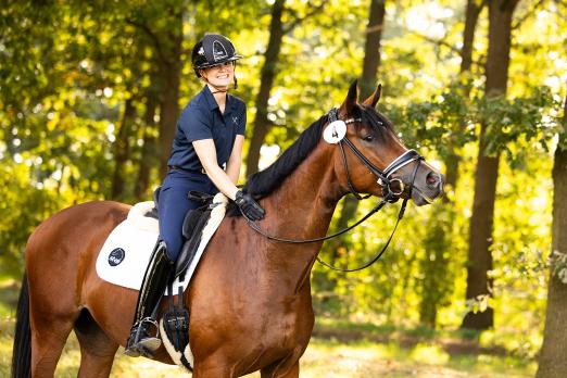 Foto: Die Kopfnummer 4 der Elite-Auktion: Elvis Presley mit seiner Reiterin Caro Förster - Fotograf: Hannoveraner Verband