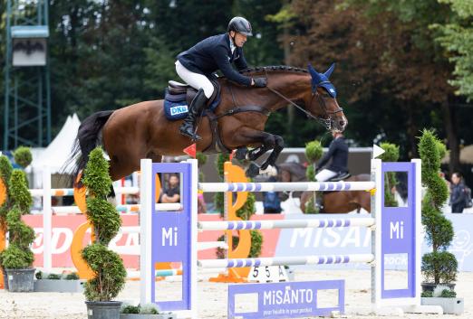 Foto: Holger Wulschner sprang mit Diamant de Plaisir zum Sieg im MiSanto Championat von Paderborn - Fotograf: Reitsport-Hellmann.de