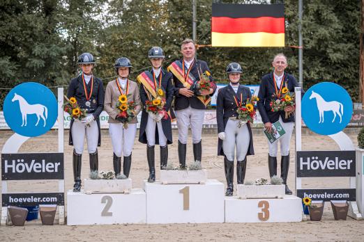 Foto: Die Medaillengewinner der DAM Dressur und Springen 2026 (v.l.): Amrei Eule, Theresa Engfer, Valerie del Rio Pfeffer, Gerd Gerdes, Laura Körting und Frieder Dietterle. - Fotograf: (c) Alexander Scherer Foto: Die Medaillengewinner der DAM Dressur und Springen 2026 (v.l.): Amrei Eule, Theresa Engfer, Valerie del Rio Pfeffer, Gerd Gerdes, Laura Körting und Frieder Dietterle. - Fotograf: (c) Alexander Scherer