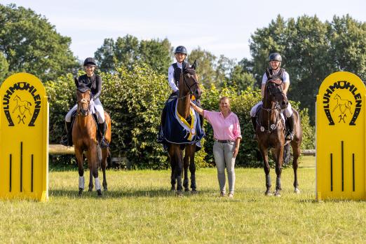 Foto: Hannoveraner Geländepferdechampion der Sechsjährigen wurde Kasparow mit Calvin Böckmann (Mitte). Platz zwei ging an Caracho und Beeke Jankowski (rechts), Dritte wurden Hann.Pr.A. Cascarlia und Johanna Sophie Ewald (links). Für den Hannoveraner Verband gratuliert Ulrike Edel-Heidhues - Fotograf: Hannoveraner Verband