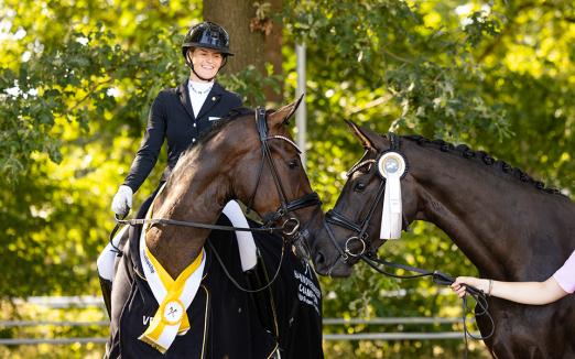 Foto: Kira Goerens-Riphoff mit der Hannoveraner Championesse der vierjährigen Stuten und Wallache, Iva Bella R, und Vizechampionesse Floria HE - Fotograf: Hannoveraner Verband Foto: Kira Goerens-Riphoff mit der Hannoveraner Championesse der vierjährigen Stuten und Wallache, Iva Bella R, und Vizechampionesse Floria HE - Fotograf: Hannoveraner Verband