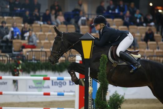 Foto: Springsport pur lockt zu SHS Holstein International - hier Fabienne Grafe mit New Love - Fotograf: ACP Pantel