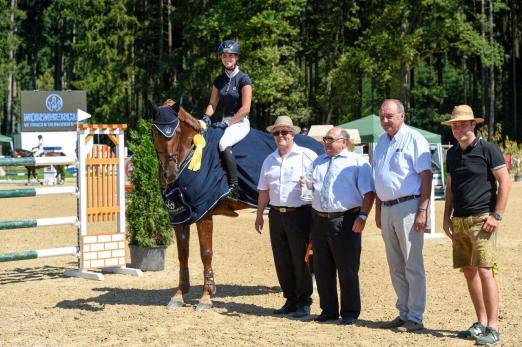 Foto: Siegerehrung nach der 5. Qualifikation zum Bayernchampionat in Hart mit (v. l. n. r.) Siegerin Simone Blum (hier auf Alice), Thomas Völk, Subdirektor NÜRNBERGER Versicherungsgruppe, Josef Priller, stellvertretender Aufsichtsratsvorsitzender der NÜRNBERGER Versicherungsgruppe, Eduard Mühlherr, erster Vorsitzender des Springreiterclubs Bayern e.V., und Turnierleiter Dominik Forster - Fotograf: Ursula Puschak