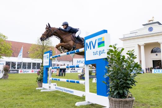 Foto: Schnelles Frauenduo: Mynou Diederichsmeier und Quick and Fly - Siegpaar im Championat des Landes Mecklenburg-Vorpommern "Land zum Leben" - Fotograf: Thomas Hellmann