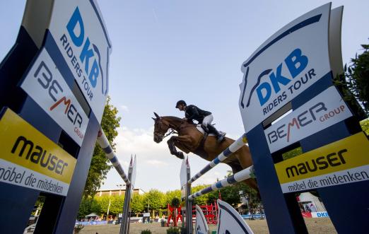 Foto: Der Brite James Davenport und Tiger waren die Sieger in der Qualifikation zur DKB-Riders Tour - Fotograf: Stefan Lafrentz