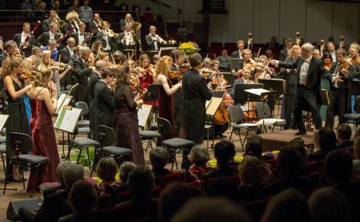 Foto: Cellagon Eröffnungskonzert der Baltic Horse Show: Philharmoniker, Dirigent Georg Fritzsch und die Solisten begeisterten im Kieler Schloss - Fotograf: Stefan Lafrentz