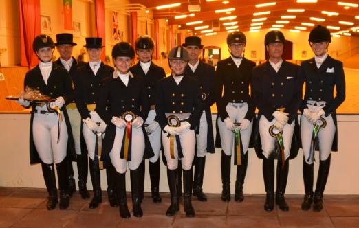 Foto: Siegerehrung Finale Prix St. Georges für Amateure: v.l.Marie-Sophie Ehlen, Dr. Rolf Schulte-Fischedick, Jill de Ridder, Isabelle Spielmanns, Celina Rotter, Johanna von der Leyen, Dr. Wolfgang Westenhöfer, Carolin Weber, Jörg Turla & Julia Funke.