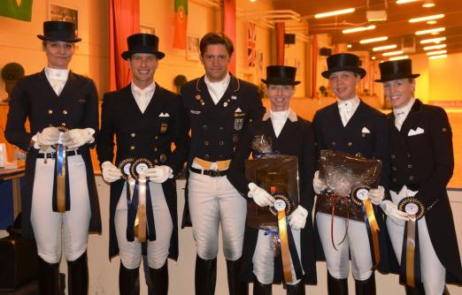 Foto: Siegerehrung der S* für 7-9-jährige Pferde: v.l. Mirja Block, Borja Carrascosa Martinez, Christoph Koschel, Eva Möller, Therese Nilshagen & Hedda Droege.