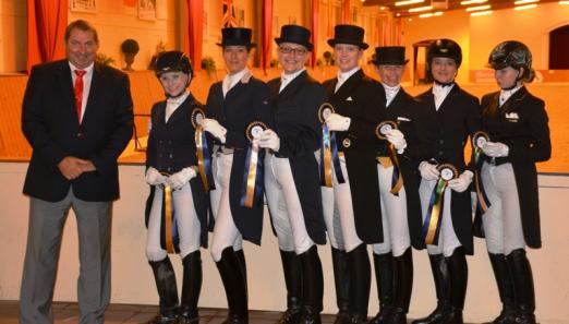 Foto: Siegerehrung Prix St. Georges Kür für Amateure: v.l. Richter Harry Lorenz, Anna-Lisa Theile, Patricia Koschel, Hildegard Schultmann, Melanie Sandig, Katrin Berning, Frauke Thole & Kadia Knabbe. - Fotograf: Ankumer Dressur Club