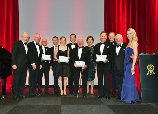 Foto: Die Award-Träger der 35. P.S.I. Auktion: v.l. Paul Schockemöhle, Hermann Elstermann, André Trouillé, Hinrich Romeike, Sandra Auffarth, Dr. Andreas W. Jacobs, Klaus Philipp, Gudrun Bauer, Prof. Dr. Dres. h.c. Werner Ebke, John Roche, Ullrich Kasselmann und Judith Rakers. - Fotograf: Fotodesign gr. Feldhaus