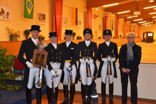 Foto: Siegerehrung Grand Prix de Dressage: v.l. Matthias Bouten, Andrea Timpe, Insa Hansen, Anne Lene Holmen, Rose Mathisen und Richterin Ulrike Hunecke. - Fotograf: 