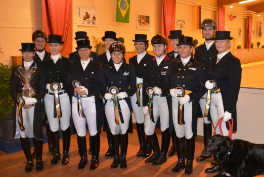 Foto: Siegerehrung Prix St. Georges für Amateure: v.l. Marion Loew, Dr. Rolf Schulte-Fischedick, Iris Schäfer, Anke Skrotzki, Claudia Dörn, Eike Holtgers, Pakjira Thongpakdi, Karen Böckmann, Leonie Krull, Verena Denker, Gabriele Pohlmann, Alexander Brenninkmeijer und Dr. Heike Papenhoff. - Fotograf: ADC