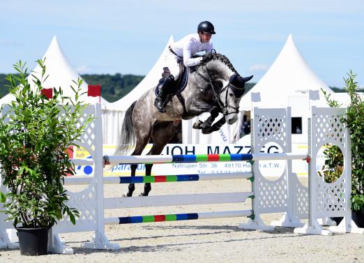 Foto: Sieger bei der Qualifikation zum DKB-Bundeschampionat der 5jährigen Deutschen Springpferde in Hagen a.T.W.: Christopher Kläsener & Carnan - Fotograf: Fotodesign gr. Feldhaus