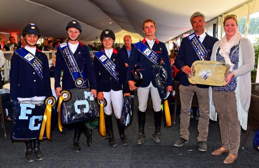 Foto: Das Junioren Team aus Frankreich mit Equipe Chef Oliver Bost mit Sandra Pötter - Fotograf: Fotodesign gr. Feldhaus