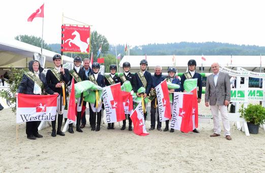 Foto: Das Sieger-Team im LVM Masters der Landesverbände mit Mannschaftsführerin Christa Middendorf und Alexander Pöter (r.) von der LVM Versicherung Münster