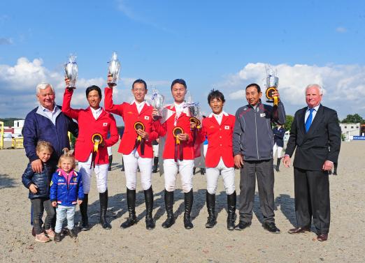 Foto: Das Sieger-Team aus Japan um Equipechef Hirokazu Higashira, Ullrich Kasselmann (l.) und Richter Dr. Hanfried Haring (r.). - Fotograf: Fotodesign gr. Feldhaus