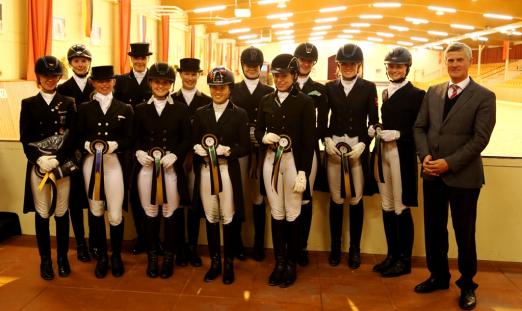 Foto: Siegerehrung Intermediaire I-Finale für Amateure: v.l. Claire-Louise Averkorn, Janet Egbers, Alina Erdtmann, Isabelle Spielmanns, Dorothea Rohde, Pakjira Thongpakdi, Sophie Reef, Franziska Sieber, Hannah von Wallwitz, Theresa Vosskötter, Verena Denker und Richter Hubert Hesker-Lengermann - Fotograf: ADC