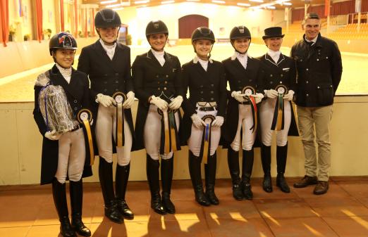 Foto: Siegerehrung Amateur Finale - Prix St. Georges Kür: v.l. Pakjira Thongpakdi, Theresa Vosskötter, Luisa Emmerich, Isabelle Spielmanns, Felicitas Hendricks, Katrin Berning und Richter Dr. Stefan Luczak - Fotograf: ADC