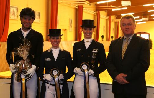 Foto: Siegerehrung der Dressurprüfung Klasse S***- Kurz-Grand Prix: v.l. Marcus Hermes, Helen Langehanenberg, Fabienne Lütkemeier und Richter Heinz-Holger Lammers - Fotograf: ADC