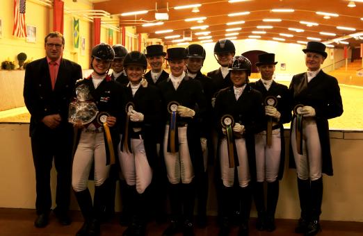 Foto: Siegerehrung Dressurprüfung Kl.S* Prix St-Georges -Kür - Finale für Amateure: v.l. Richter Michael Wassmann, Leonie Krull, Celina Rotter, Isabelle Spielmanns, Stefanie Baumgartner, Dorothea Rohde, Franziska Sieber, Sophie Reef, Pakjira Thongpakdi, Claudia Dörn & Hildegard Schultmann - Fotograf: Ankumer Dressur Club