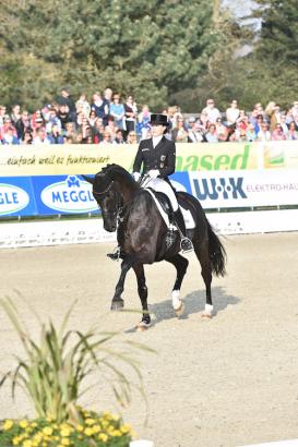 Foto: Die Weltranglisten-Erste und Vorjahressiegerin Kristina Bröring-Sprehe eröffnet mit Desperados FRH die Freiluftsaison im Almased-Dressurstadion - Fotograf: Karl-Heinz Frieler