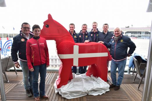 Foto: V.l. Francois Kasselmann, Monica Theodorescu, Patrick Stühlmeyer, Dr. Ulf Möller, Daniel Bachmann Andersen, Otto Becker und Ulli Kasselmann begrüßten das lebensgroße LEGO-Pferd in Hagen - Fotograf: Fotodesign gr. Feldhaus