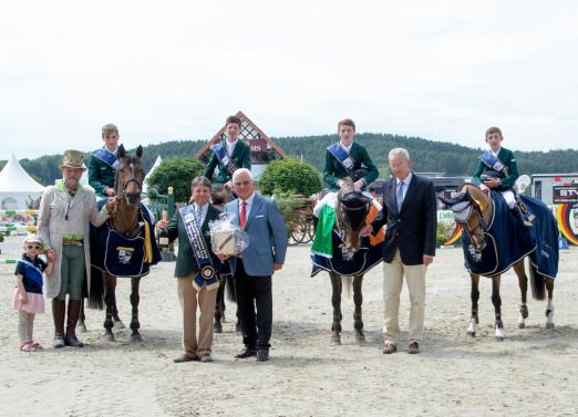 Foto: Das Sieger-Team aus Irland in der Siegerehrung im CSIOP Nationenpreis der Ponyreiter mit v.l. Pedro Cebulka, Chef D´Equipe Gary Marshall, Veranstalter Ullrich Kasselmann und Richter Joachim Geilfus - Fotograf: Fotodesign gr. Feldhaus